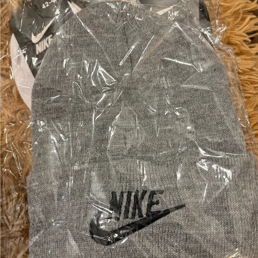 Nike Bundle 3 Pair of Socks and A Beanie - Picture 4 of 4
